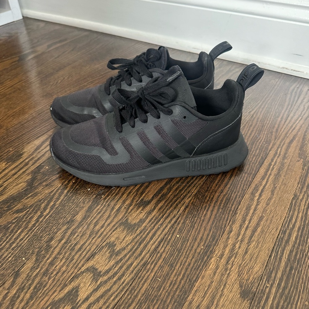 Adidas multi x sneakers kids size 5